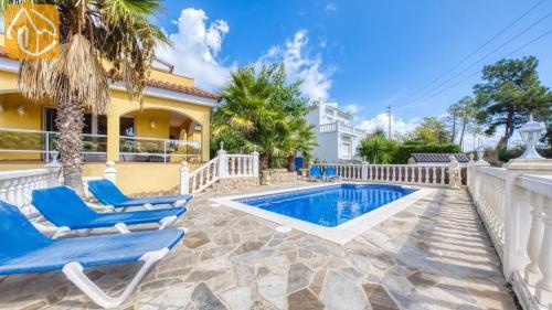 Lloret de Mar Villa Sleeps 8 Pool Wifi