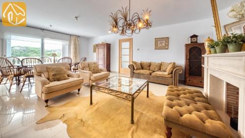 Lloret de Mar Villa Sleeps 7 Pool Air Con Wifi
