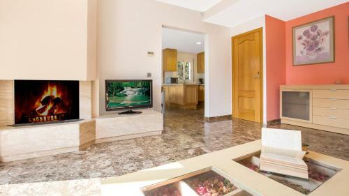 Villa In Lloret de Mar Sleeps 6 With Pool