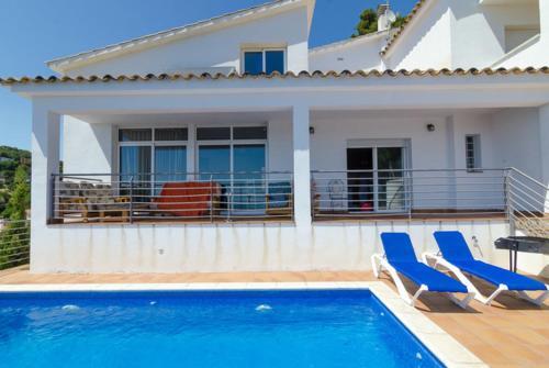 Lloret de Mar Villa Sleeps 9 Pool Wifi