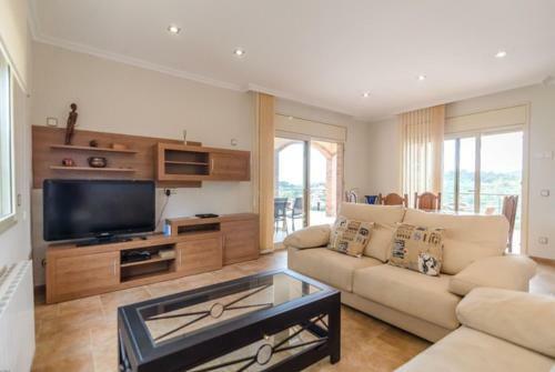 Lloret de Mar Villa Sleeps 8 Pool Air Con Wifi