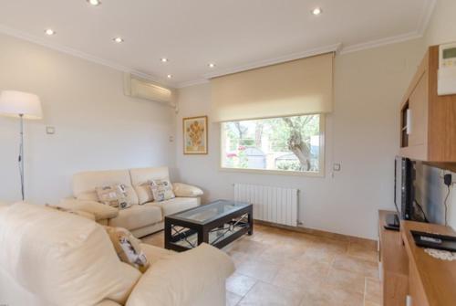 Lloret de Mar Villa Sleeps 8 Pool Air Con Wifi