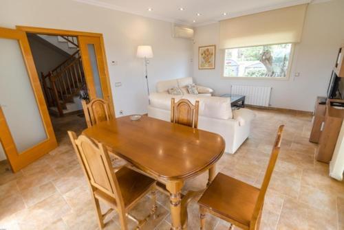 Lloret de Mar Villa Sleeps 8 Pool Air Con Wifi
