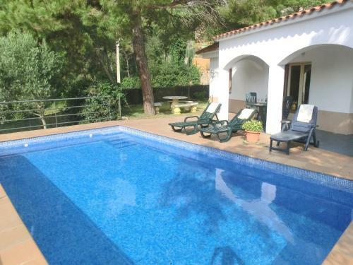 Lloret de Mar Villa Sleeps 7 With Pool And Wifi