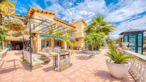 Lloret de Mar Villa Sleeps 12 Pool Air Con Wifi