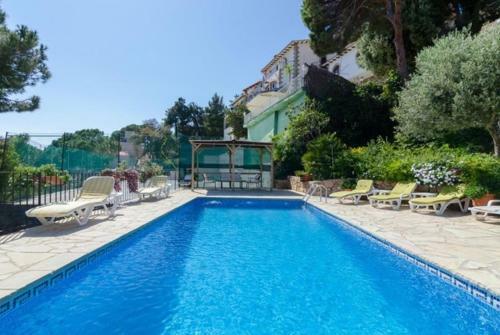 Lloret de Mar Villa Sleeps 8 Pool Wifi