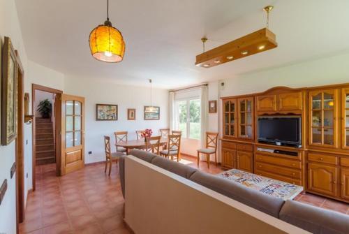 Lloret de Mar Villa Sleeps 10 Pool Wifi