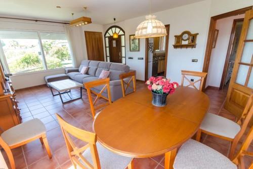 Lloret de Mar Villa Sleeps 10 Pool Wifi