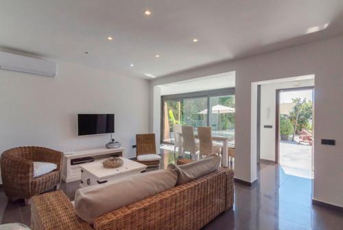 Lloret de Mar Villa Sleeps 8 Pool Air Con Wifi