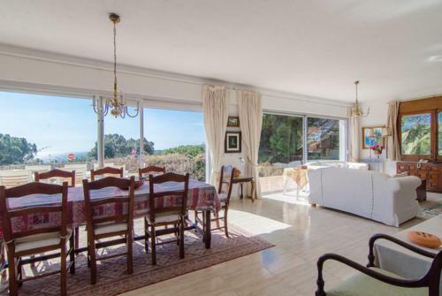 Lloret de Mar Villa Sleeps 8 Pool Wifi