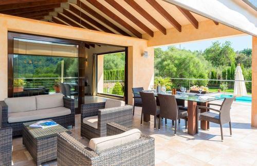 Stunning Villa Between Pollen�a And Alc�dia