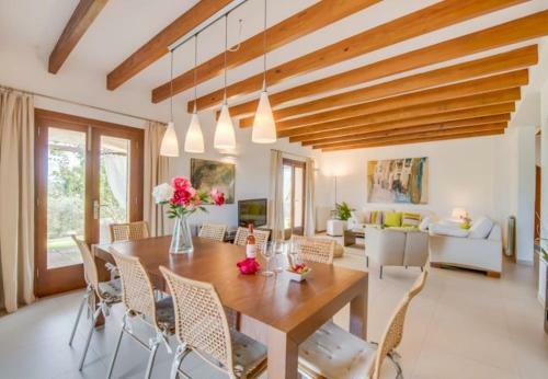 Llubi Holiday Home Sleeps 8 With Pool Air Con And Wifi