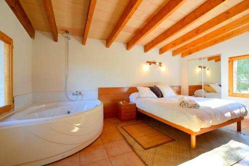 Finca Con Piscina En Llub�