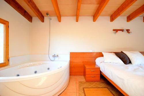 Finca Con Piscina En Llub�