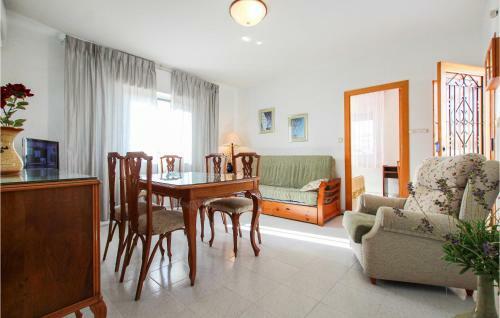 Nice Apartment In Los Nietos W/ Wifi And 2 Bedrooms