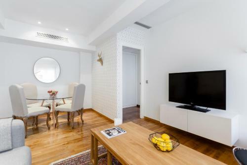 Principe de Vergara Apartment By Flatsweethome
