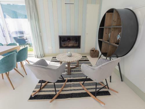 Beachfront 4 Bdrs. Ample Villa. Private Pool And Bbq