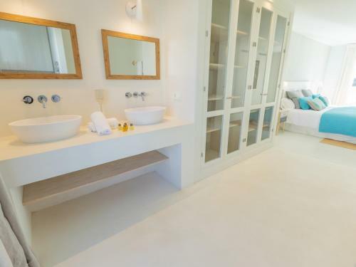 Beachfront 4 Bdrs. Ample Villa. Private Pool And Bbq