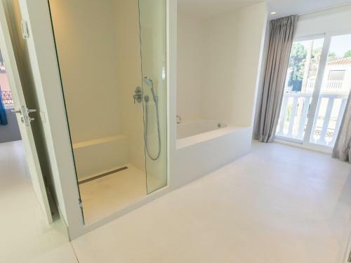 Beachfront 4 Bdrs. Ample Villa. Private Pool And Bbq
