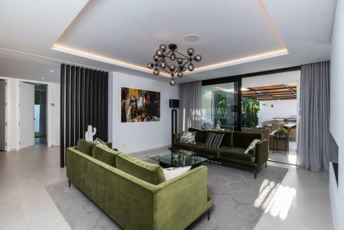Nueva-carteya Villa Sleeps 10 With Pool And Air Con