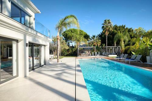 Nueva-carteya Villa Sleeps 8 With Pool And Air Con