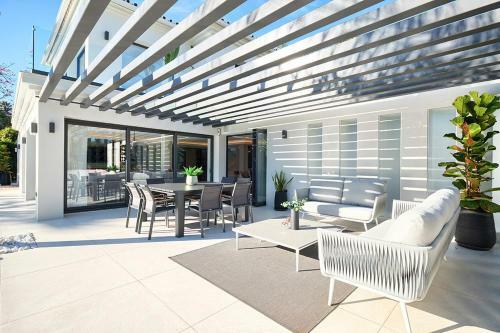Nueva-carteya Villa Sleeps 8 With Pool And Air Con