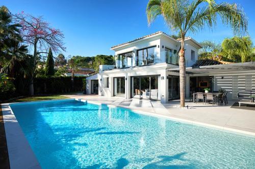 Nueva-carteya Villa Sleeps 8 With Pool And Air Con