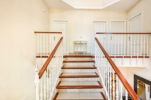 Charming 5br Villa Espa�a By Rafleys
