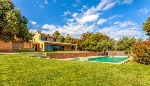 Mont-ras Villa Sleeps 8 With Pool