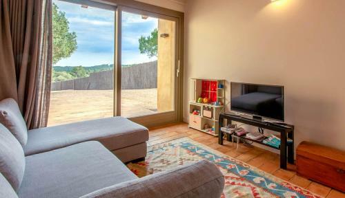 Mont-ras Villa Sleeps 8 With Pool