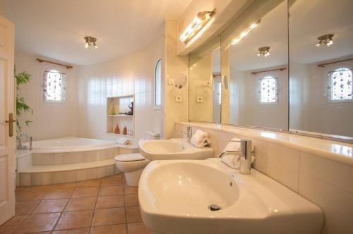 Moraira Villa Sleeps 8 Pool Air Con Wifi