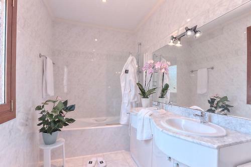 Gorgeous Private Villa For 10 In Moraira
