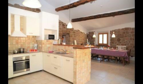 Navas Villa Sleeps 10 With Pool