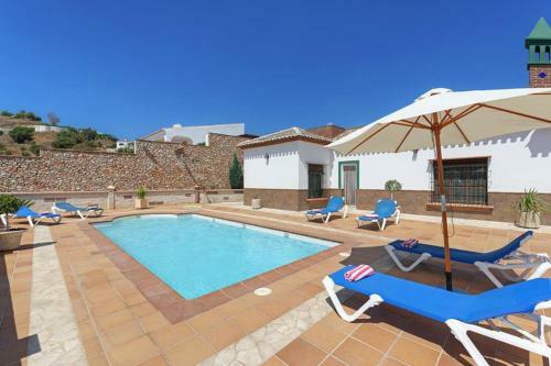 Nerja Villa Sleeps 6 Pool Air Con Wifi