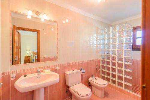 Nerja Villa Sleeps 6 With Pool Air Con And Wifi
