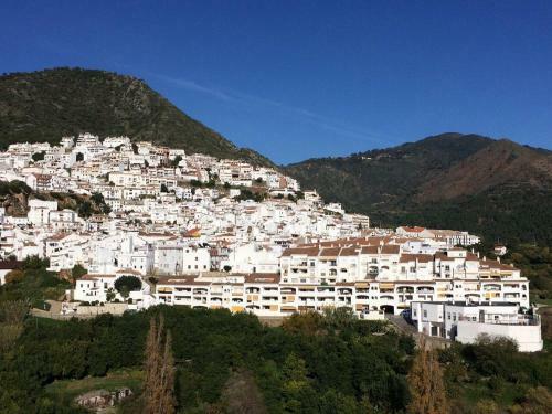 Stunning 3-bed House In Oj�n