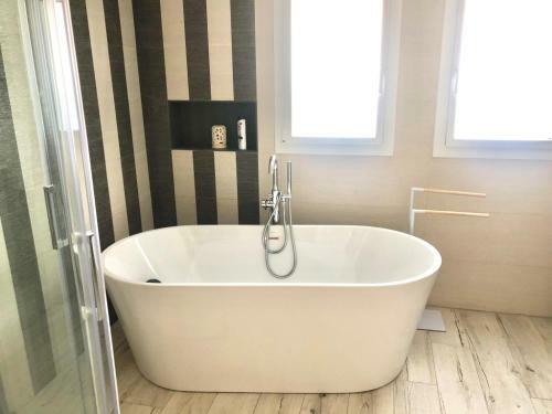 Villa Moderna de 4 Dormitorios Y Piscina
