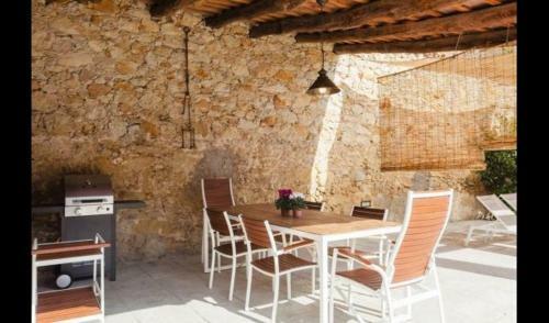 Pals Apartment Sleeps 4 With Pool And Air Con