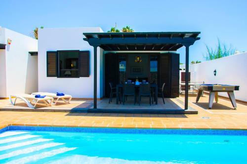 Villa Conil With Heated Pool And Air Conditioning