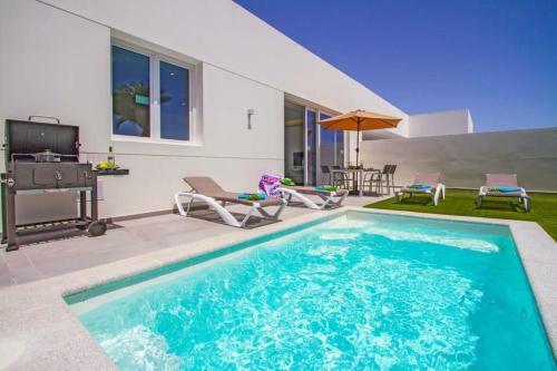 Villa In Playa Blanca Sleeps 4 With Pool And Air Con