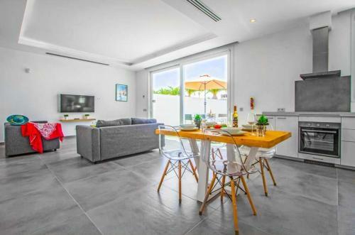 Villa In Playa Blanca Sleeps 4 With Pool And Air Con