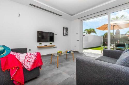 Villa In Playa Blanca Sleeps 4 With Pool And Air Con