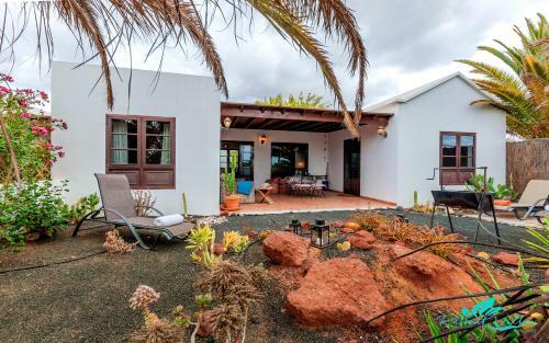 Stunning 2-bed Villa In Playa Blanca