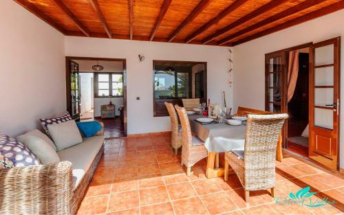 Stunning 2-bed Villa In Playa Blanca