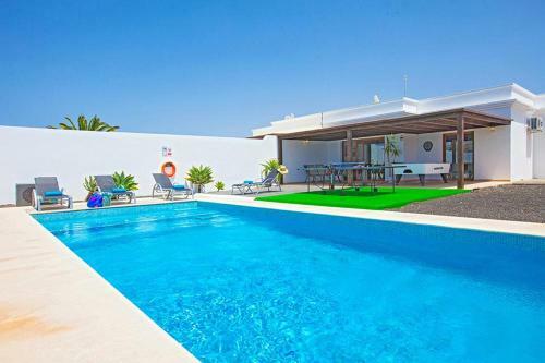Playa Blanca Villa Sleeps 5 With Pool Air Con And Wifi