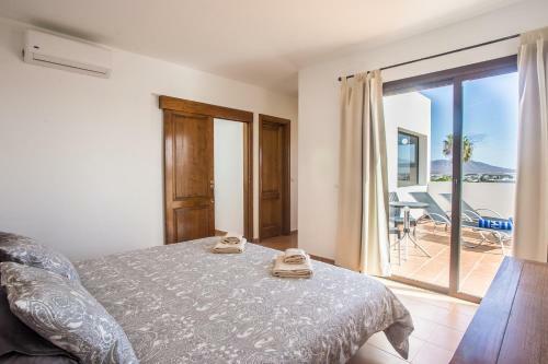 Inviting 3-bed Villa In Playa Blanca