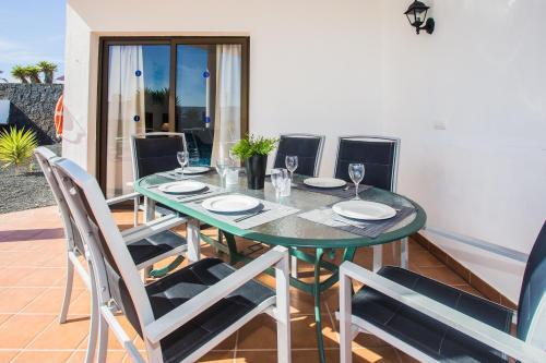 Inviting 3-bed Villa In Playa Blanca
