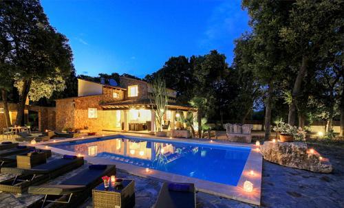 Villa In Pollenca Sleeps 8 Includes Swimming Pool And Air Con