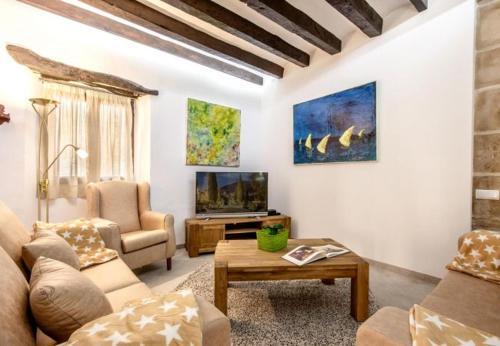 Pollenca Villa Sleeps 8 With Pool Air Con And Wifi