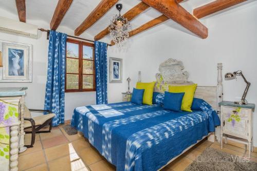 Pollenca Villa Sleeps 12 With Pool And Air Con